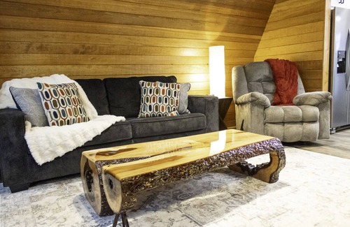 Jones Mills Kabine | The Fox Hill Cabin: Where Country Charm Meets Town Convenience!