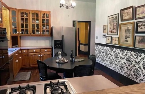 Bellville Wohnung | The Frederick Fitting House with billiards & hot tub.