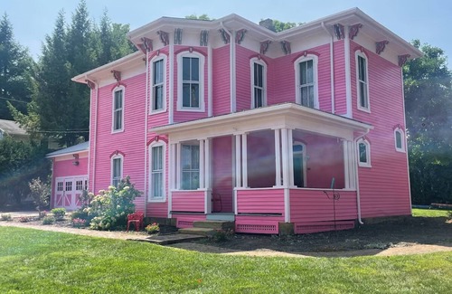 Bellville Wohnung | The Frederick Fitting House with billiards & hot tub.