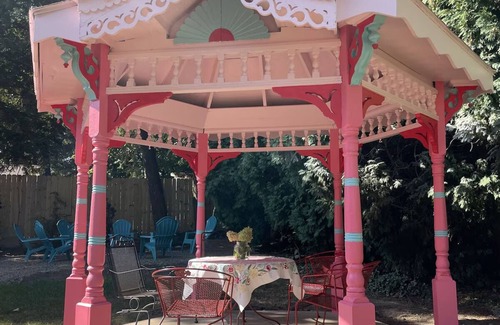 Bellville Wohnung | The Frederick Fitting House with billiards & hot tub.