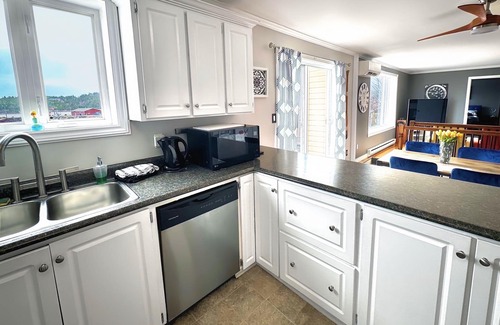 Norman's Cove-Long Cove Haus | The Full House @ The Homestead Oceanfront Suites