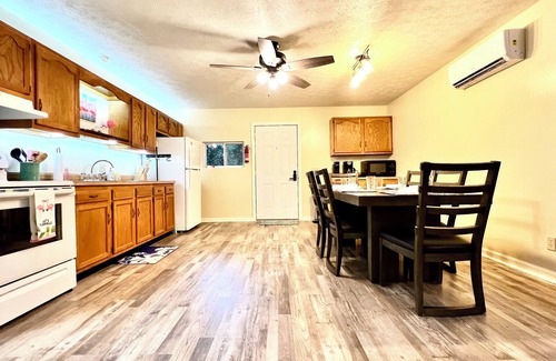 Cadiz Wohnung | The Fuzzie Flamingo! 2bd/1bth w/ trailer parking