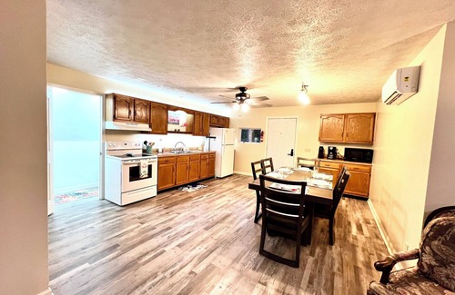 Cadiz Wohnung | The Fuzzie Flamingo! 2bd/1bth w/ trailer parking
