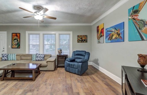 Cleveland Wohnung | The Gallery House - Art curated by local artist!