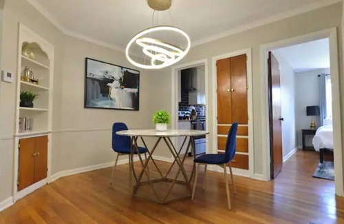 Grandview Heights Wohnung | The Gatsby Hot Tub Patio King Bed Fast WiFi Near OSU and Victorian Village