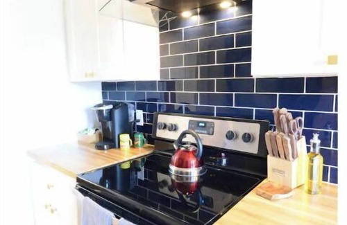 Grandview Heights Wohnung | The Gatsby Hot Tub Patio King Bed Fast WiFi Near OSU and Victorian Village