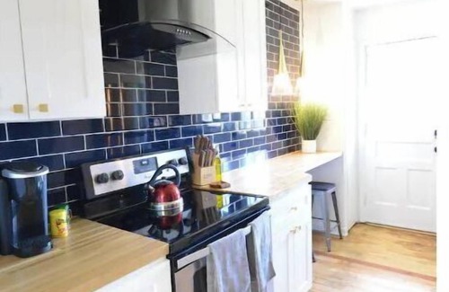 Grandview Heights Wohnung | The Gatsby Hot Tub Patio King Bed Fast WiFi Near OSU and Victorian Village