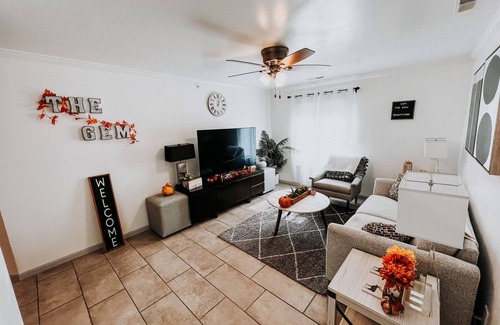 Quincy Wohnung | “The Gem” walking distance to downtown and both hospitals!