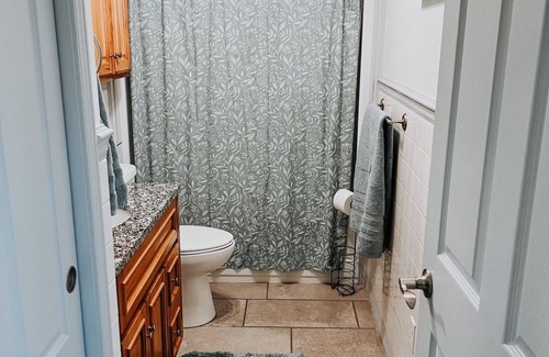Quincy Wohnung | “The Gem” walking distance to downtown and both hospitals!