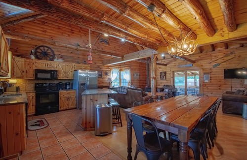 Hartville Kabine | Der Inground Pool der Generations Luxury Cabin bietet Platz für 21 - HERBST SPEZIAL! $ 282!