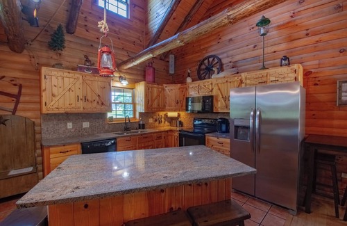 Hartville Kabine | Der Inground Pool der Generations Luxury Cabin bietet Platz für 21 - HERBST SPEZIAL! $ 282!