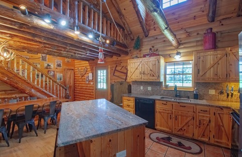 Hartville Kabine | Der Inground Pool der Generations Luxury Cabin bietet Platz für 21 - HERBST SPEZIAL! $ 282!