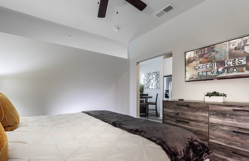 Linthicum Heights Wohnung | The Golden City - Gym - Pool - Fast Internet - Fully Stocked - BWI - New Listing