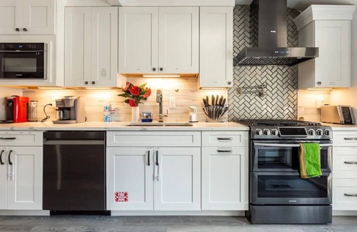 Commack Haus | THE GOOD VIBEZ HOUSE! Mini Golf Course,Heated Pool,Hot Tub,Game Room,Angel Wing