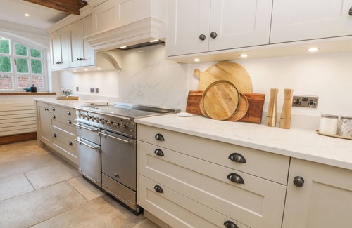 Knutsford Hütte | The Granary