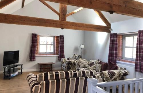 Cottingham Haus | The Granary, Wolds Way Holiday Cottages, spacious 3 bed cottage