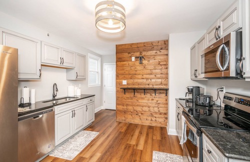 Ludlow Haus | The Grand Elm House – Updated 4 BDR Just Minutes from Downtown!