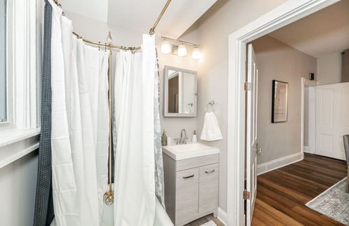 Ludlow Haus | The Grand Elm House – Updated 4 BDR Just Minutes from Downtown!