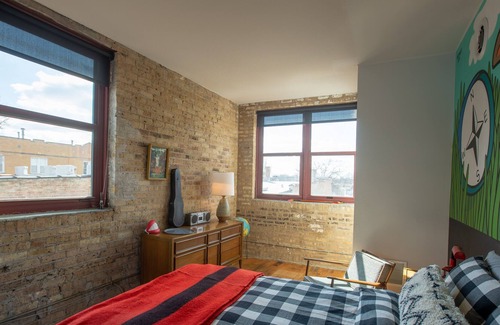 Logan Square Eigentumswohnung | The Grand Kimball Lodge, Logan Square, Sleeps 14 by RedAwning