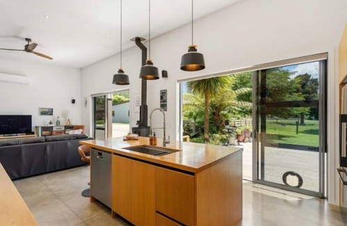Whangamata Haus | The Grass is Greener Getaway