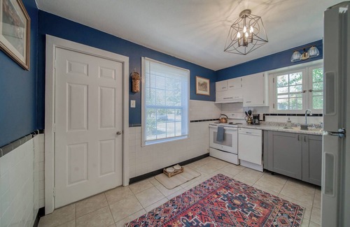 Rolla Hütte | The Green Acres Cottage - Charming 2 Bedroom near S&T and Acorn Trail in Rolla.