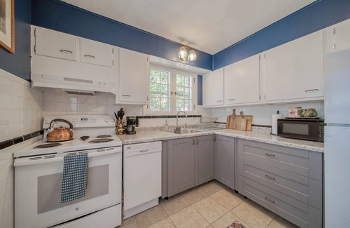 Rolla Hütte | The Green Acres Cottage - Charming 2 Bedroom near S&T and Acorn Trail in Rolla.