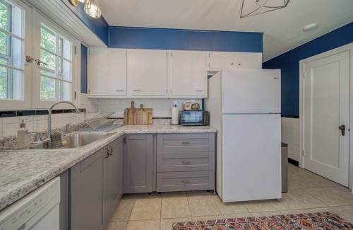 Rolla Hütte | The Green Acres Cottage - Charming 2 Bedroom near S&T and Acorn Trail in Rolla.
