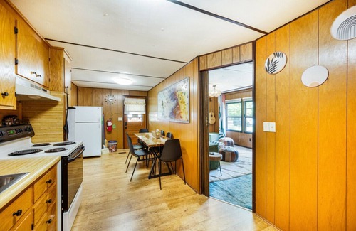 Big Island Haus | The Groovy Getaway close to James River - Trails