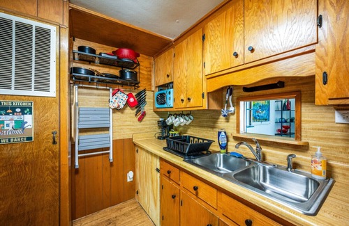 Big Island Haus | The Groovy Getaway close to James River - Trails
