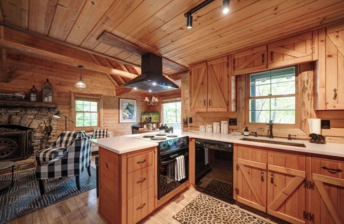 Big Canoe Kabine | The Guest House – Historic Log cabin in Big Canoe