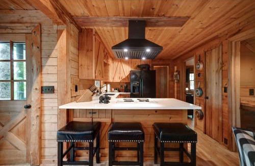 Big Canoe Haus | The Guest House - Historic Log cabin in Big Canoe