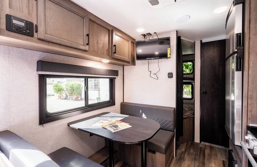 Meiners Oaks Haus | The Happy Camper - Cozy RV sleeps 4, with WiFi, in beautiful Ojai
