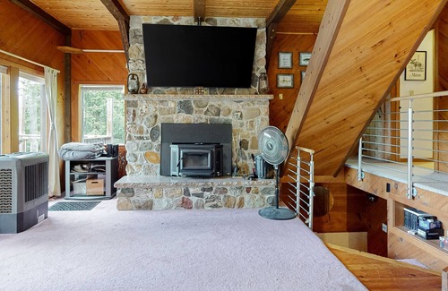 Hartland Kabine | The Hawk's Eye | Lakefront cabin with dock, kayak, fireplace, balcony, grill