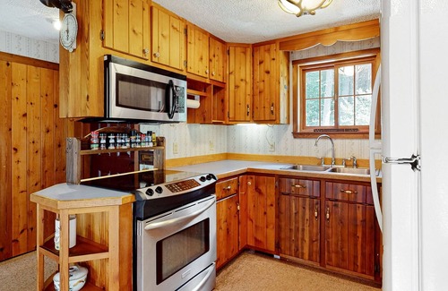 Hartland Kabine | The Hawk's Eye | Lakefront cabin with dock, kayak, fireplace, balcony, grill