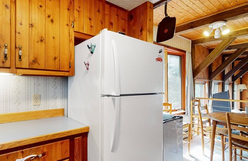 Hartland Kabine | The Hawk's Eye | Lakefront cabin with dock, kayak, fireplace, balcony, grill