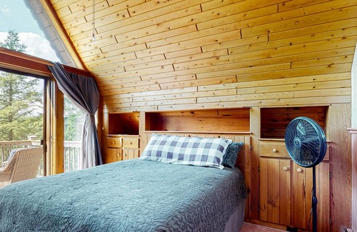 Hartland Kabine | The Hawk's Eye | Lakefront cabin with dock, kayak, fireplace, balcony, grill