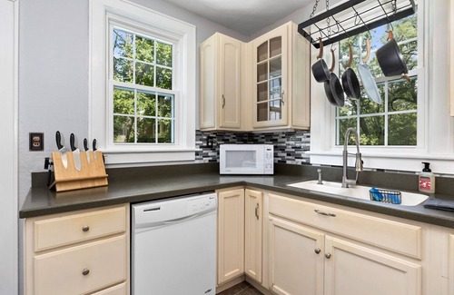 Waynesboro Haus | The Hawksbill Haus (w/ hot tub)