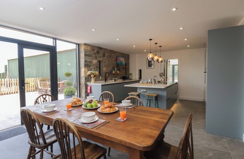 Blaisdon Hütte | THE HAY BARN, pet friendly, with hot tub in Huntley