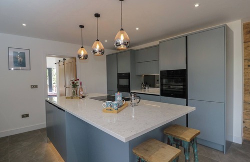 Blaisdon Hütte | THE HAY BARN, pet friendly, with hot tub in Huntley