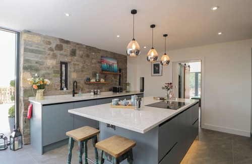 Blaisdon Hütte | THE HAY BARN, pet friendly, with hot tub in Huntley