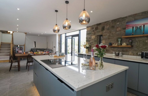 Blaisdon Hütte | THE HAY BARN, pet friendly, with hot tub in Huntley