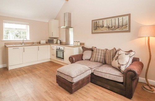 Wimbolds Trafford Hütte | THE HAY BARN, romantic, character holiday cottage in Chester