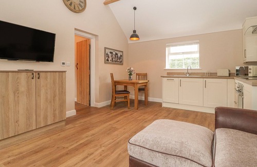 Wimbolds Trafford Hütte | THE HAY BARN, romantic, character holiday cottage in Chester