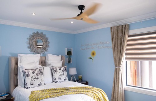 Ekurhuleni Haus | The Hemingway House 1415 min from O.R Tambo.