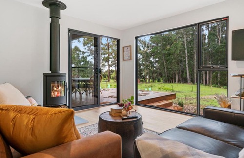 Lunawanna Haus | The Hide On Cloudy