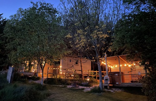 Littlebredy Kabine | The Hide With Private Wood Fired Hot Tub. A truly romantic getaway on a Vineyard