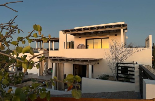 Vinorama Haus | The Hideaway Loft @ New Seaside Villa w/Infinity Pool, Heated Spa, Beach & Surf