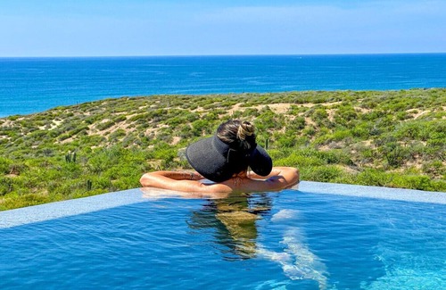 Vinorama Haus | The Hideaway Loft @ New Seaside Villa w/Infinity Pool, Heated Spa, Beach & Surf