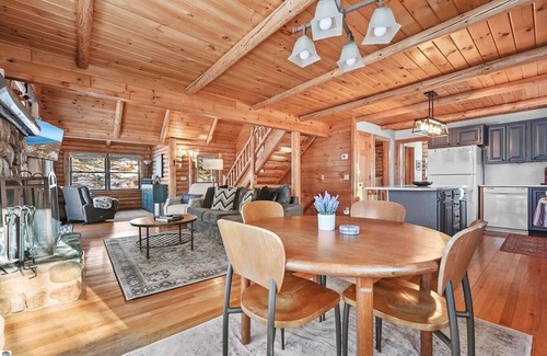 Beulah Kabine | The Hillside Hideaway at Crystal Lake - Gorgeous with Great Outdoor Deck and Spa!