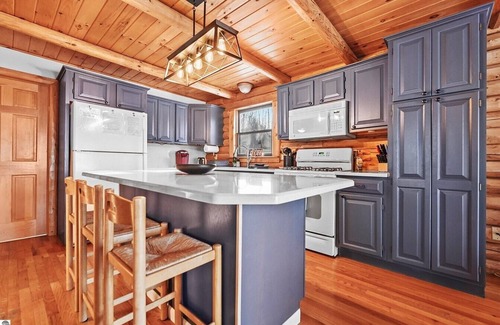 Beulah Kabine | The Hillside Hideaway at Crystal Lake - Gorgeous with Great Outdoor Deck and Spa!